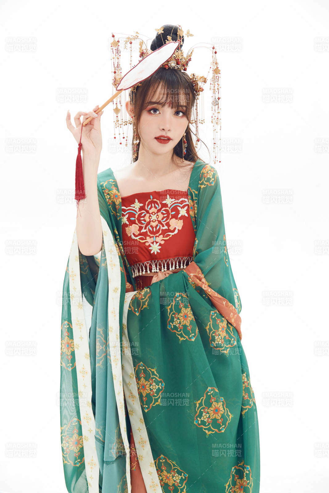 白色背景下身穿大唐风韵女性古装造型