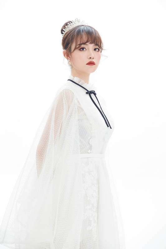 仿妆奥黛丽赫本风格妆容服饰的亚洲少女