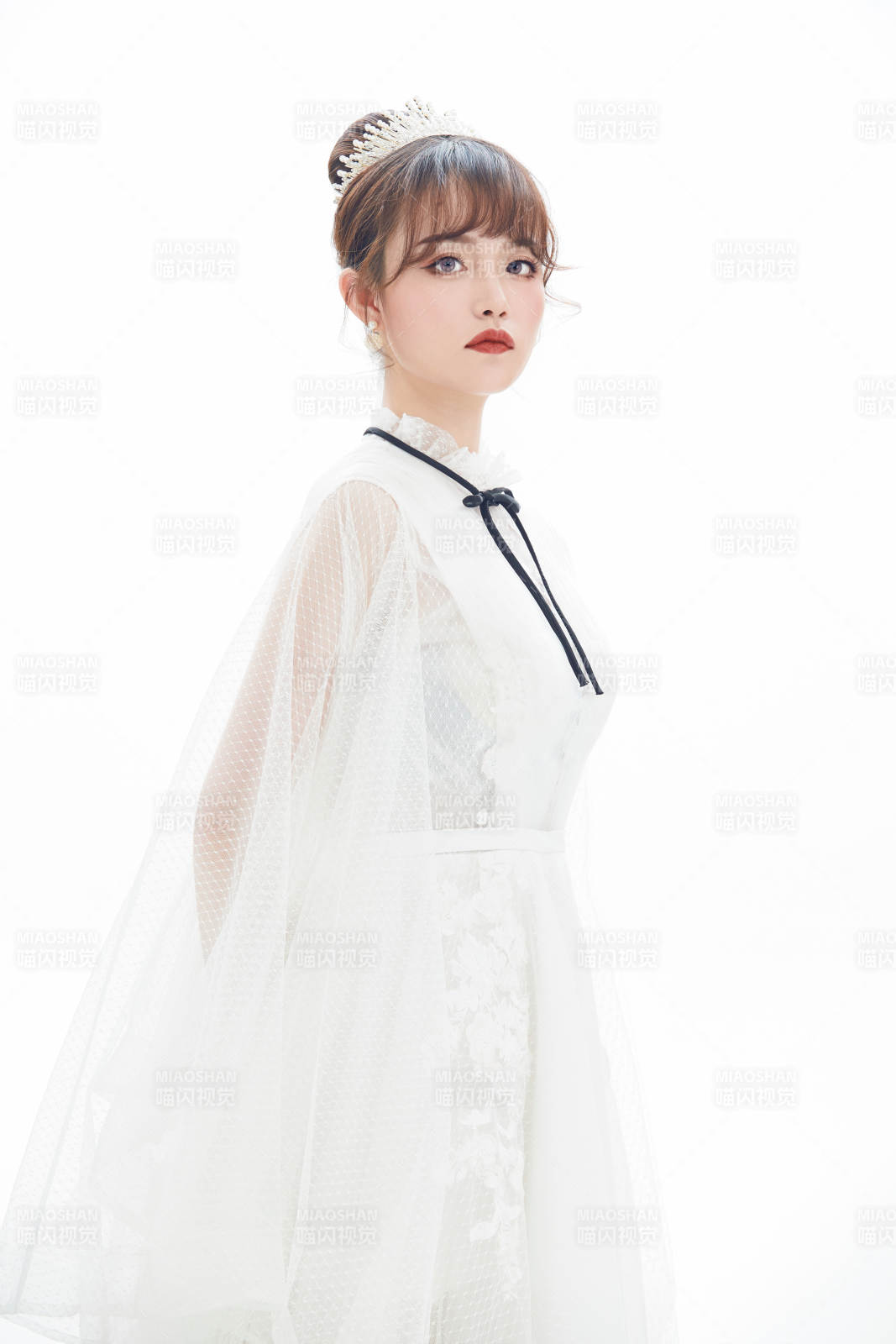 仿妆奥黛丽赫本风格妆容服饰的亚洲少女