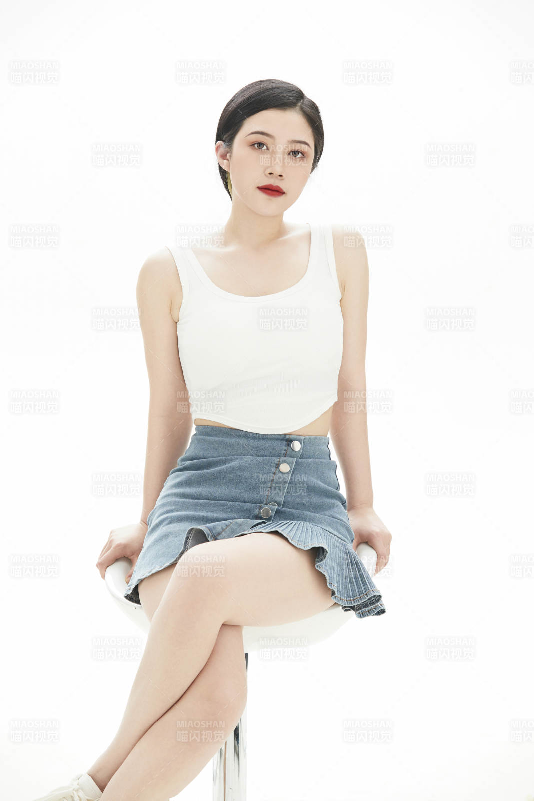 白色背景里的时尚亚洲女孩