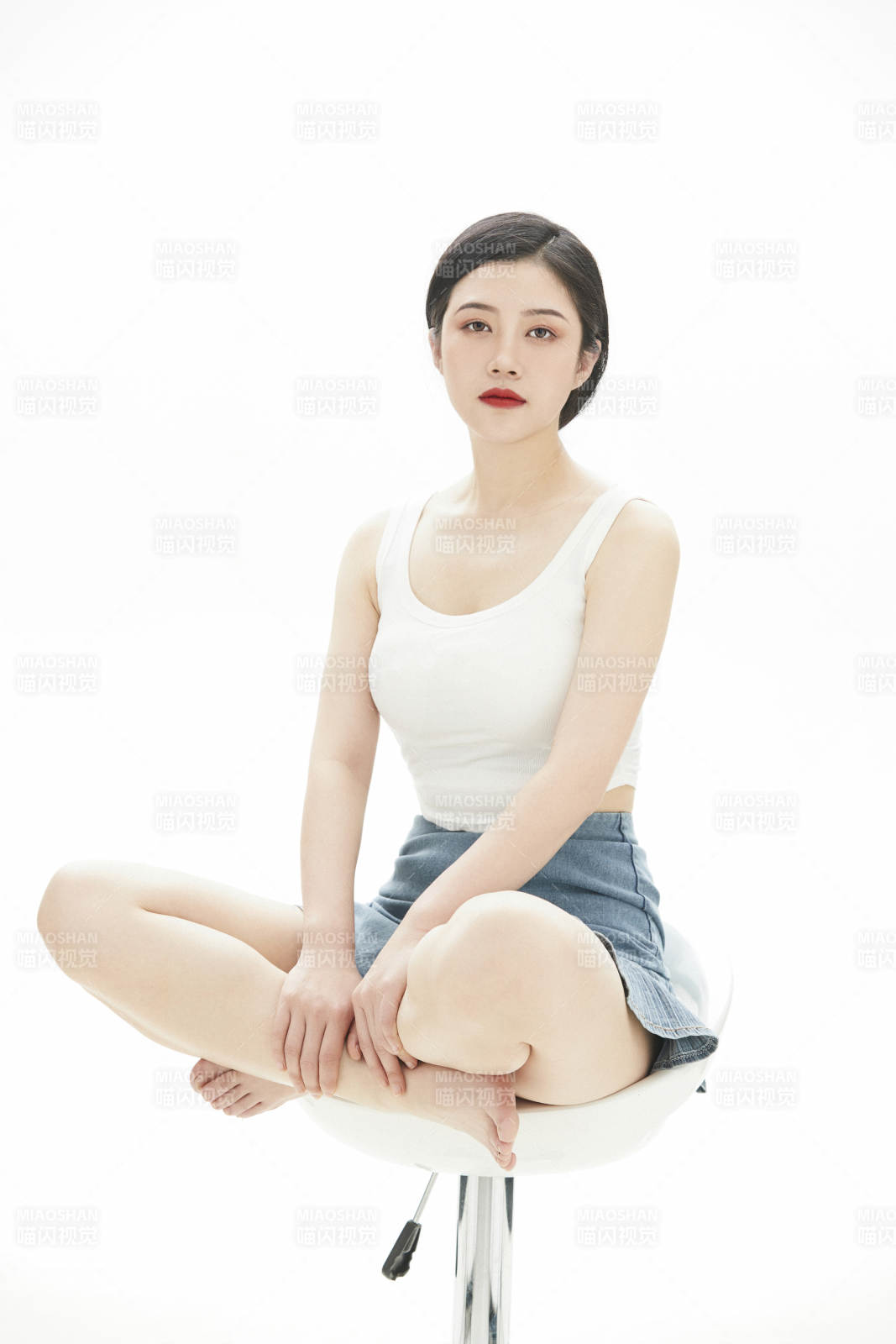 白色背景里的时尚亚洲女孩