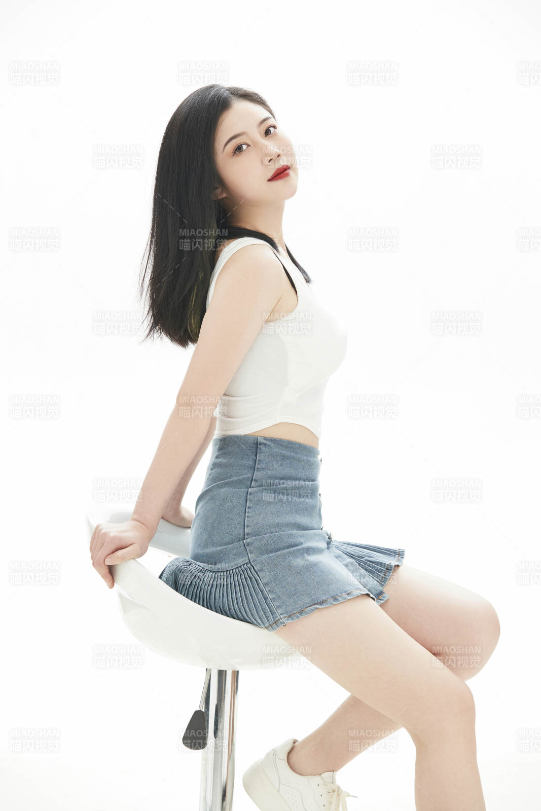 白色背景里的时尚亚洲女孩