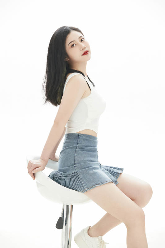 白色背景里的时尚亚洲女孩