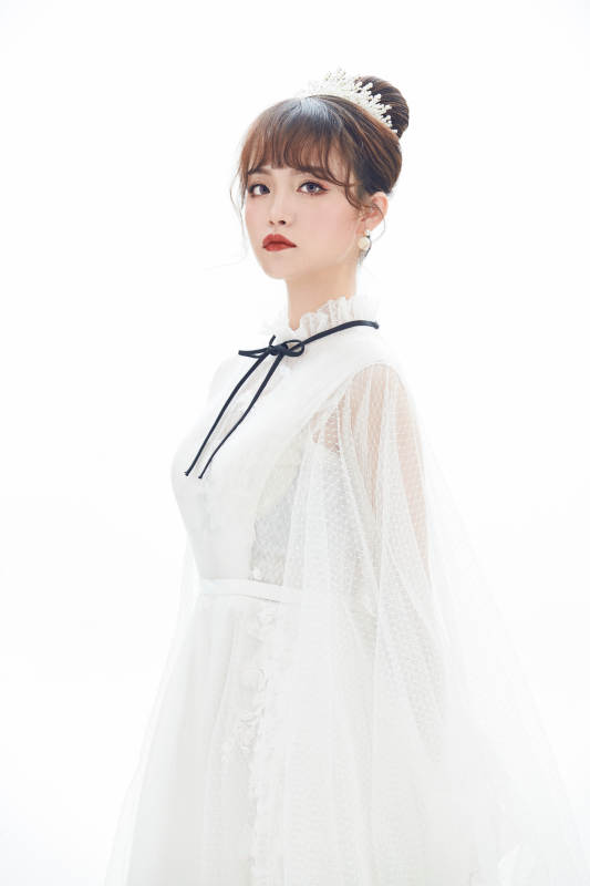 仿妆奥黛丽赫本风格妆容服饰的亚洲少女