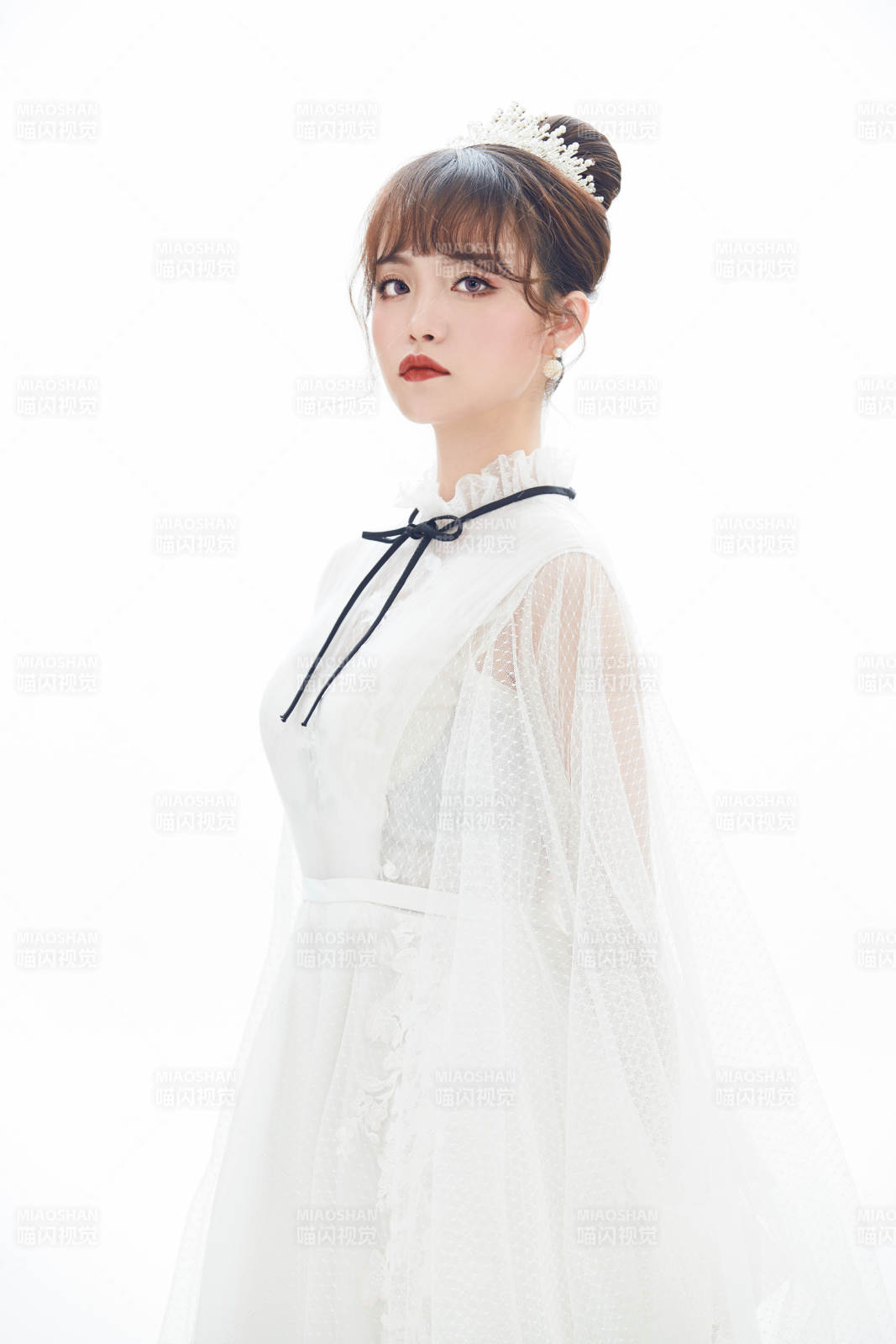 仿妆奥黛丽赫本风格妆容服饰的亚洲少女