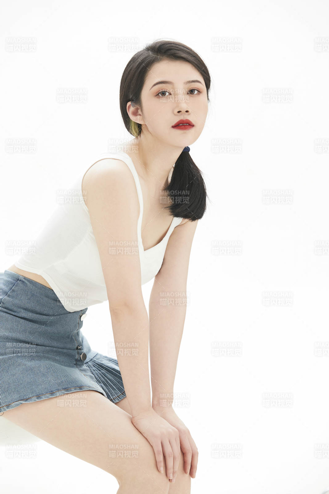 白色背景里的时尚亚洲女孩