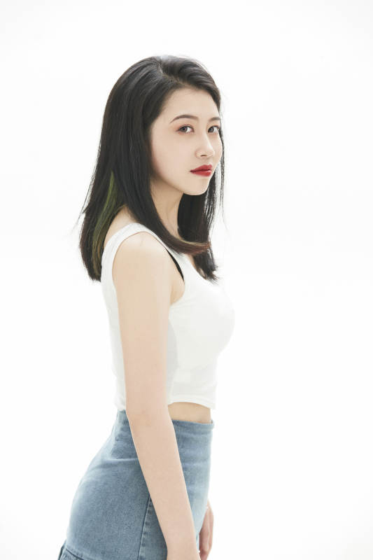 白色背景里的时尚亚洲女孩