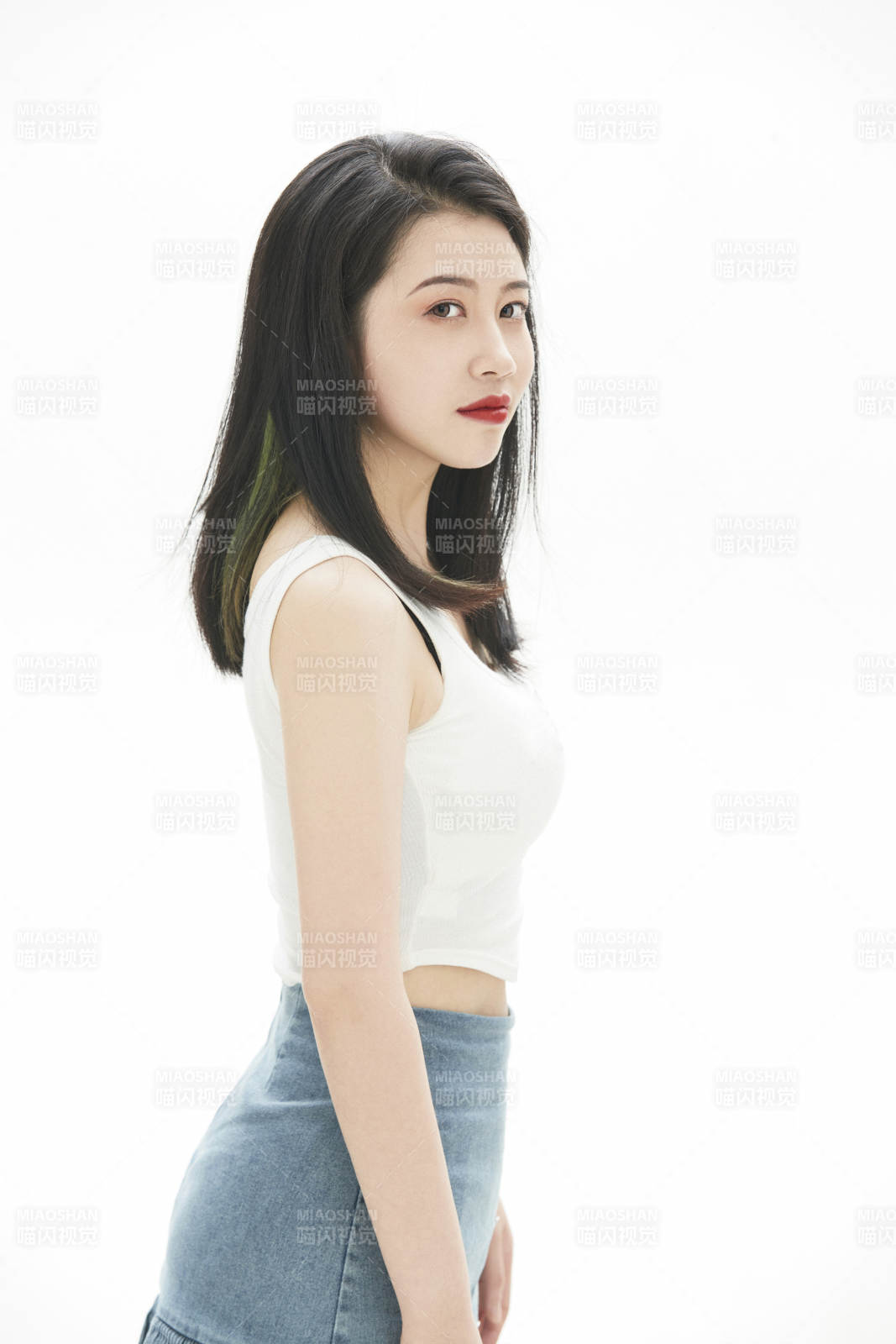 白色背景里的时尚亚洲女孩