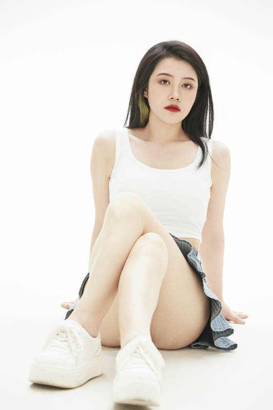 白色背景里的时尚亚洲女孩