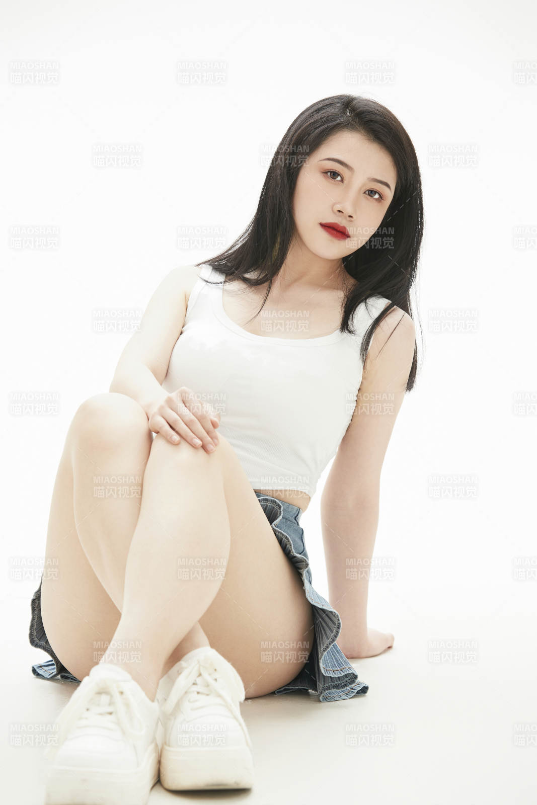 白色背景里的时尚亚洲女孩