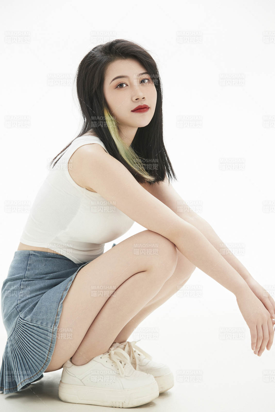 白色背景里的时尚亚洲女孩