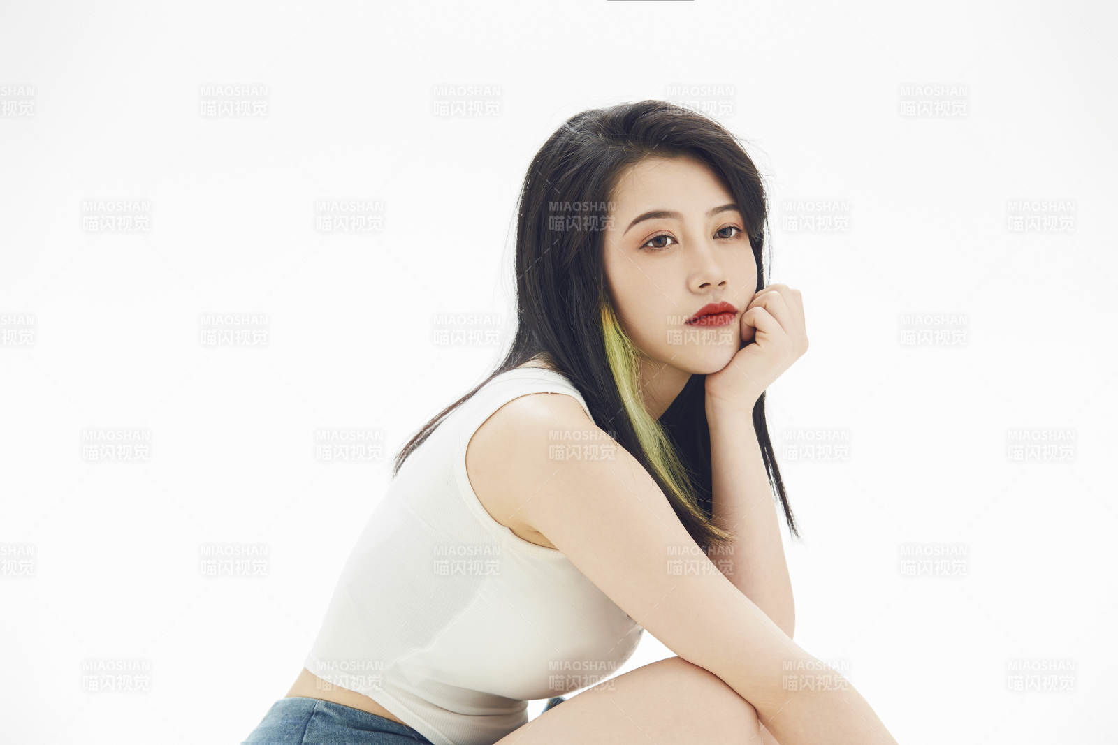 白色背景里的时尚亚洲女孩