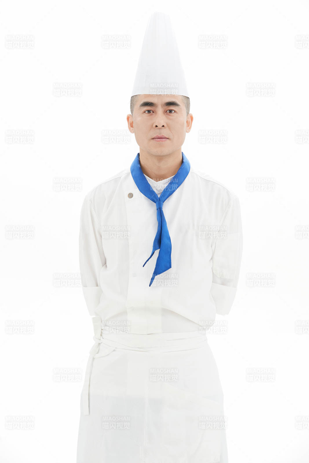 白色背景下的酒店高级厨师形象