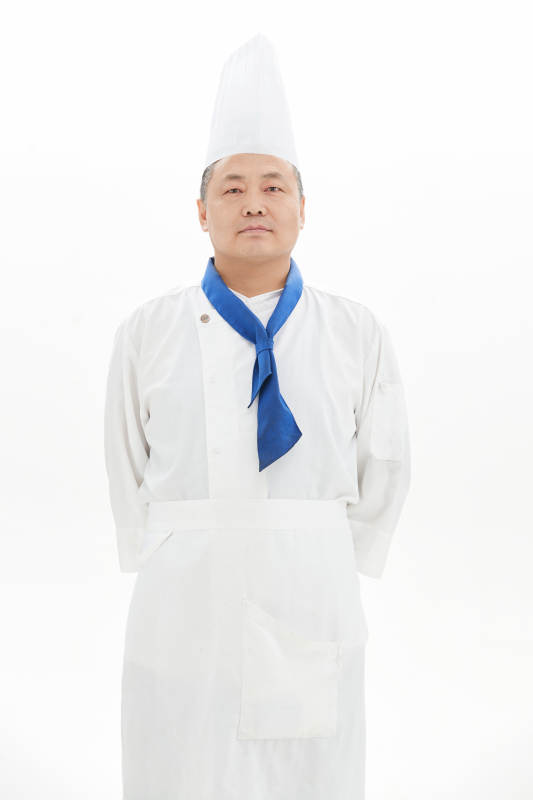 白色背景下的酒店高级厨师形象