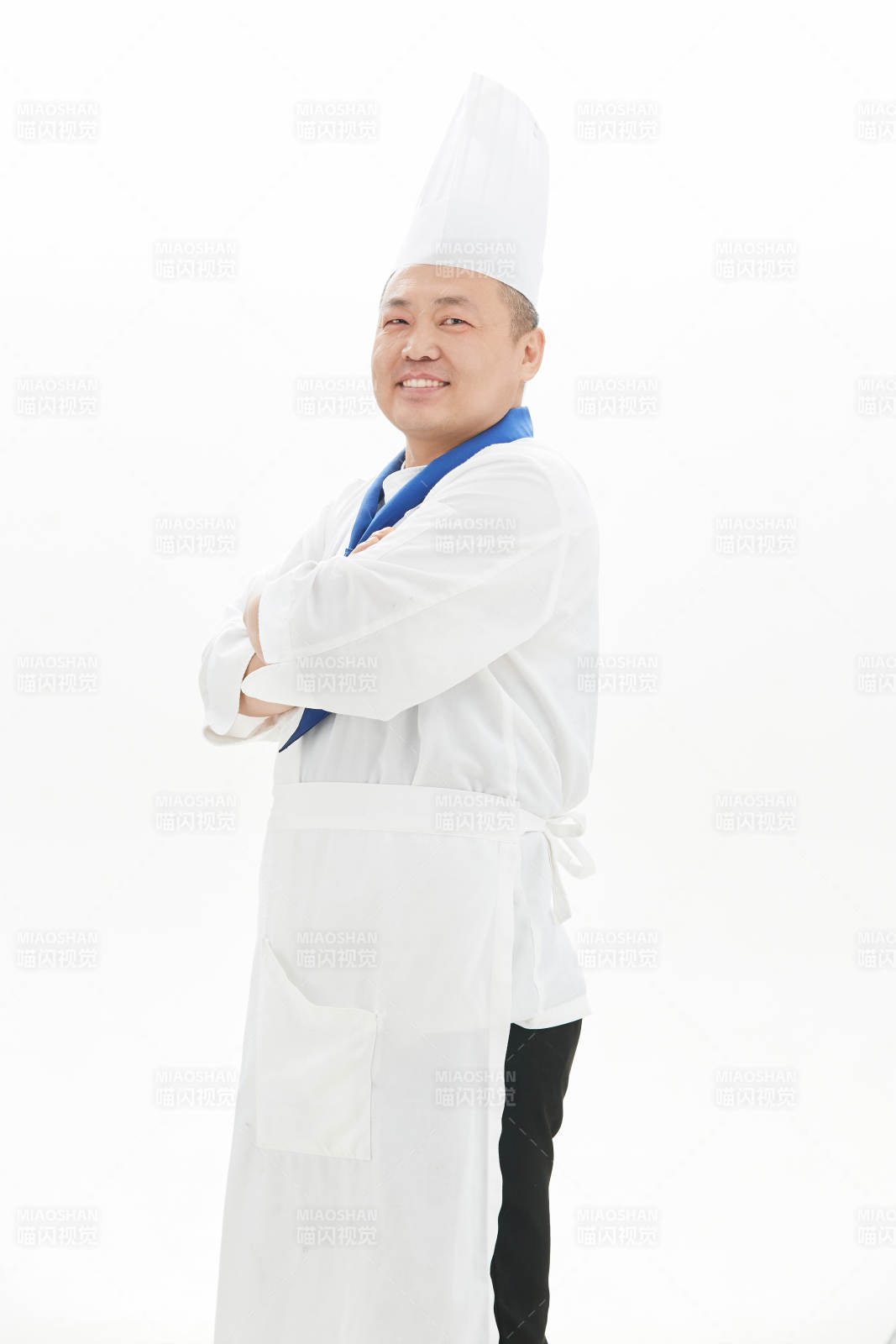 白色背景下的酒店高级厨师形象