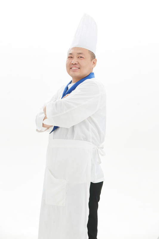 白色背景下的酒店高级厨师形象