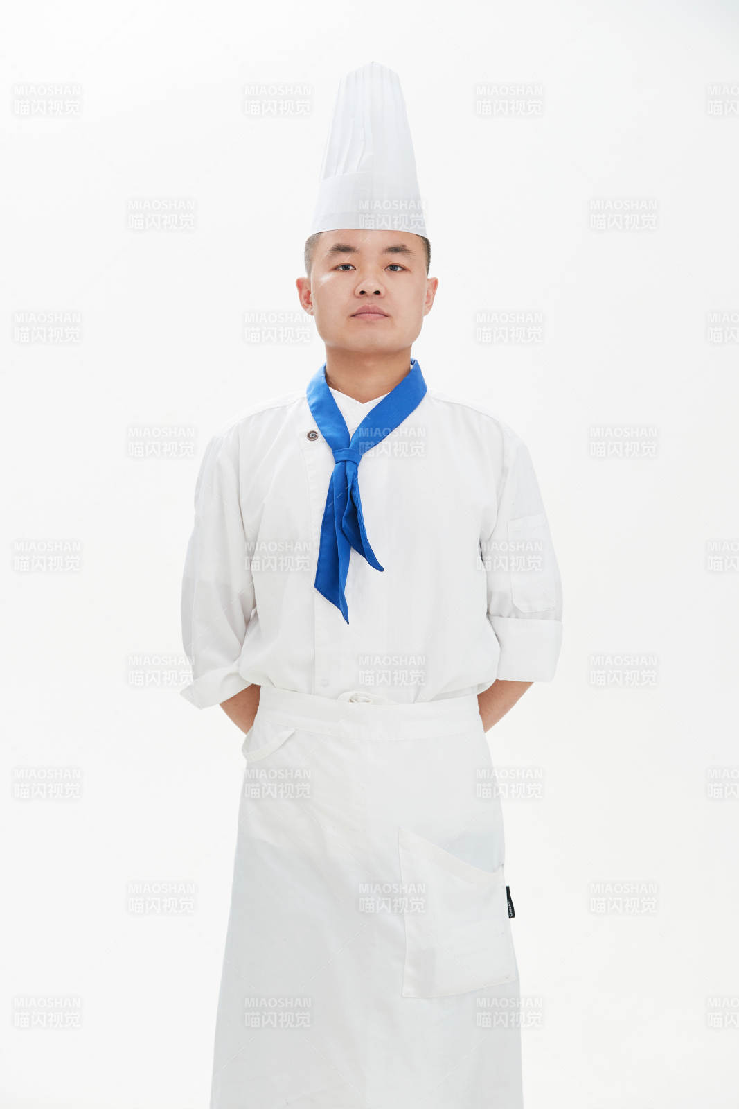 白色背景下的酒店高级厨师形象