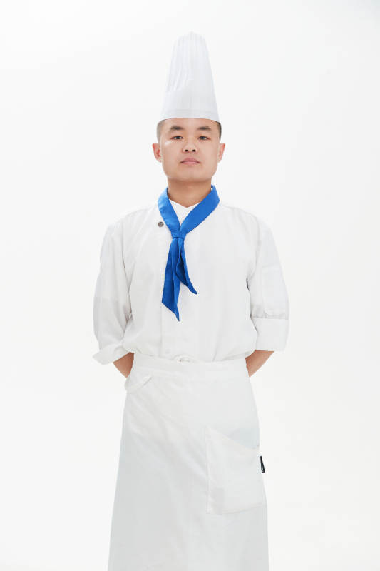 白色背景下的酒店高级厨师形象