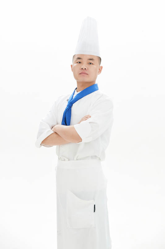白色背景下的酒店高级厨师形象