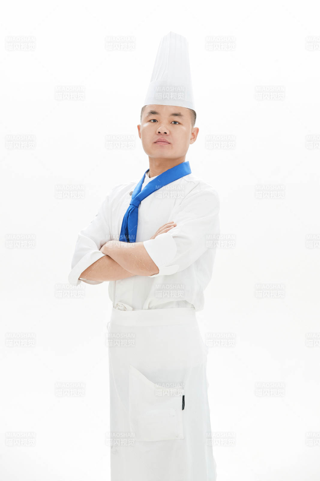 白色背景下的酒店高级厨师形象