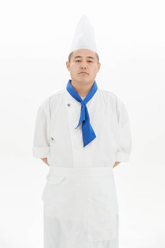 白色背景下的酒店高级厨师形象