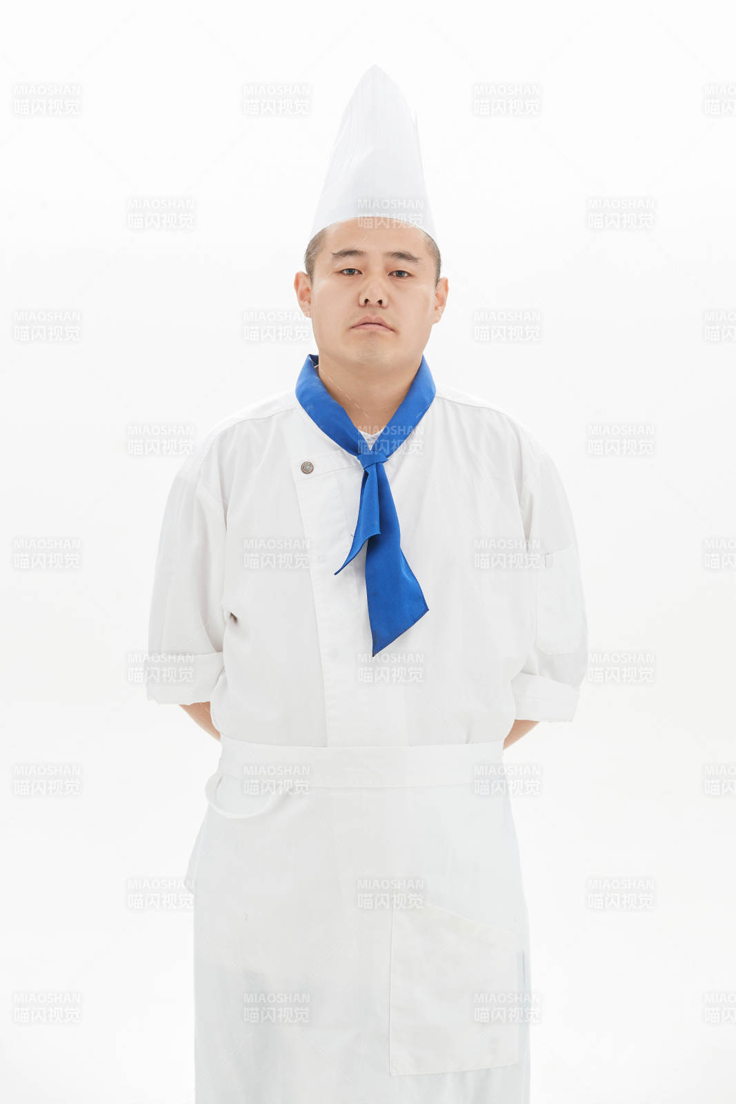白色背景下的酒店高级厨师形象