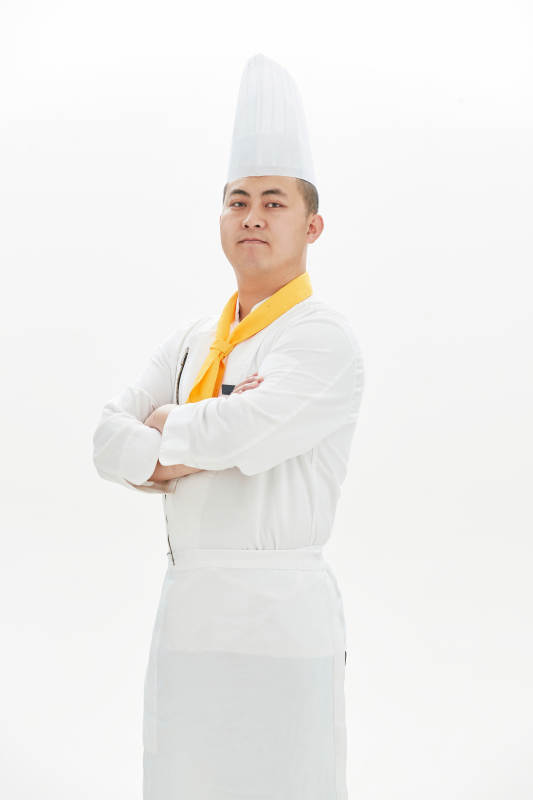 白色背景下的酒店高级厨师形象
