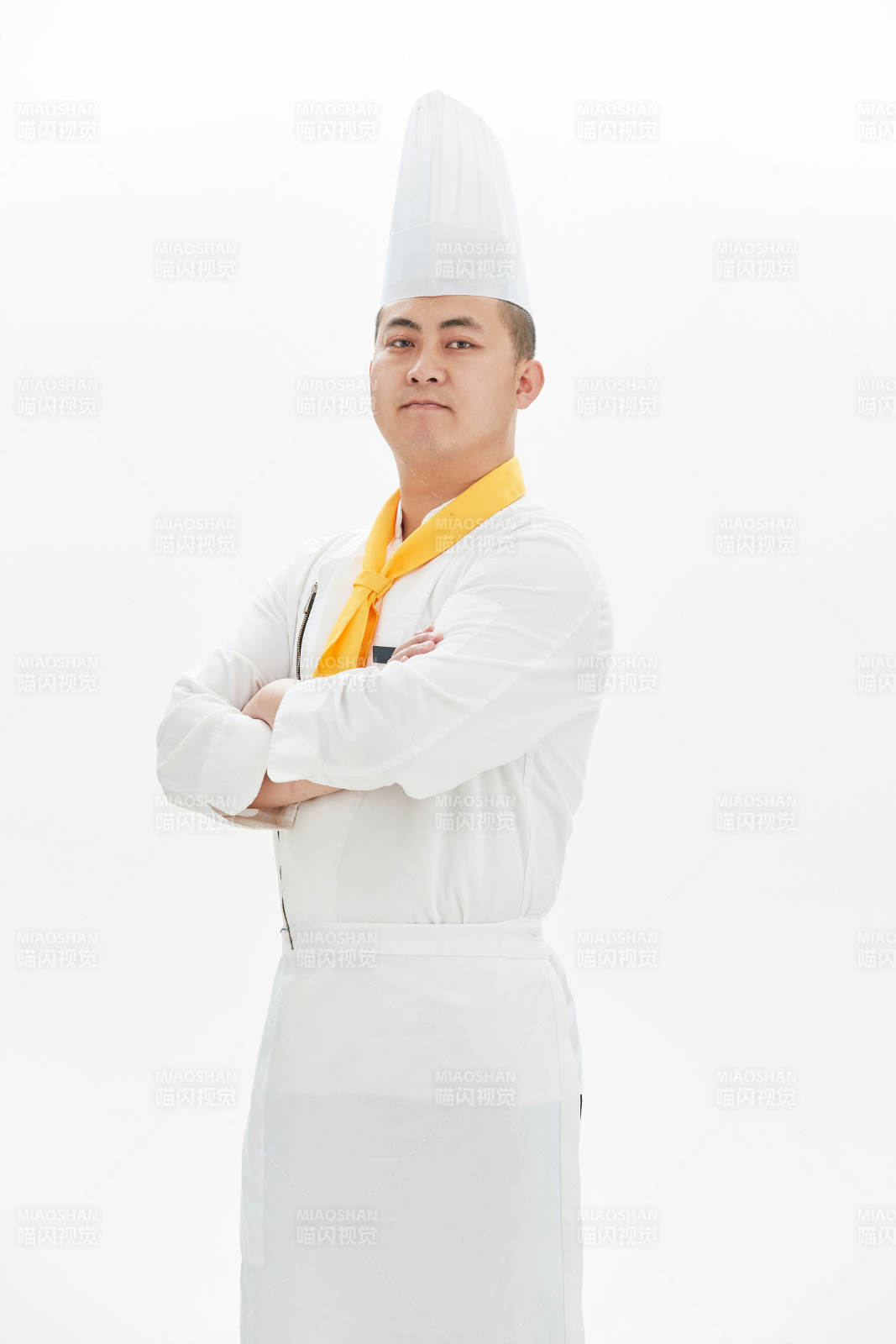 白色背景下的酒店高级厨师形象