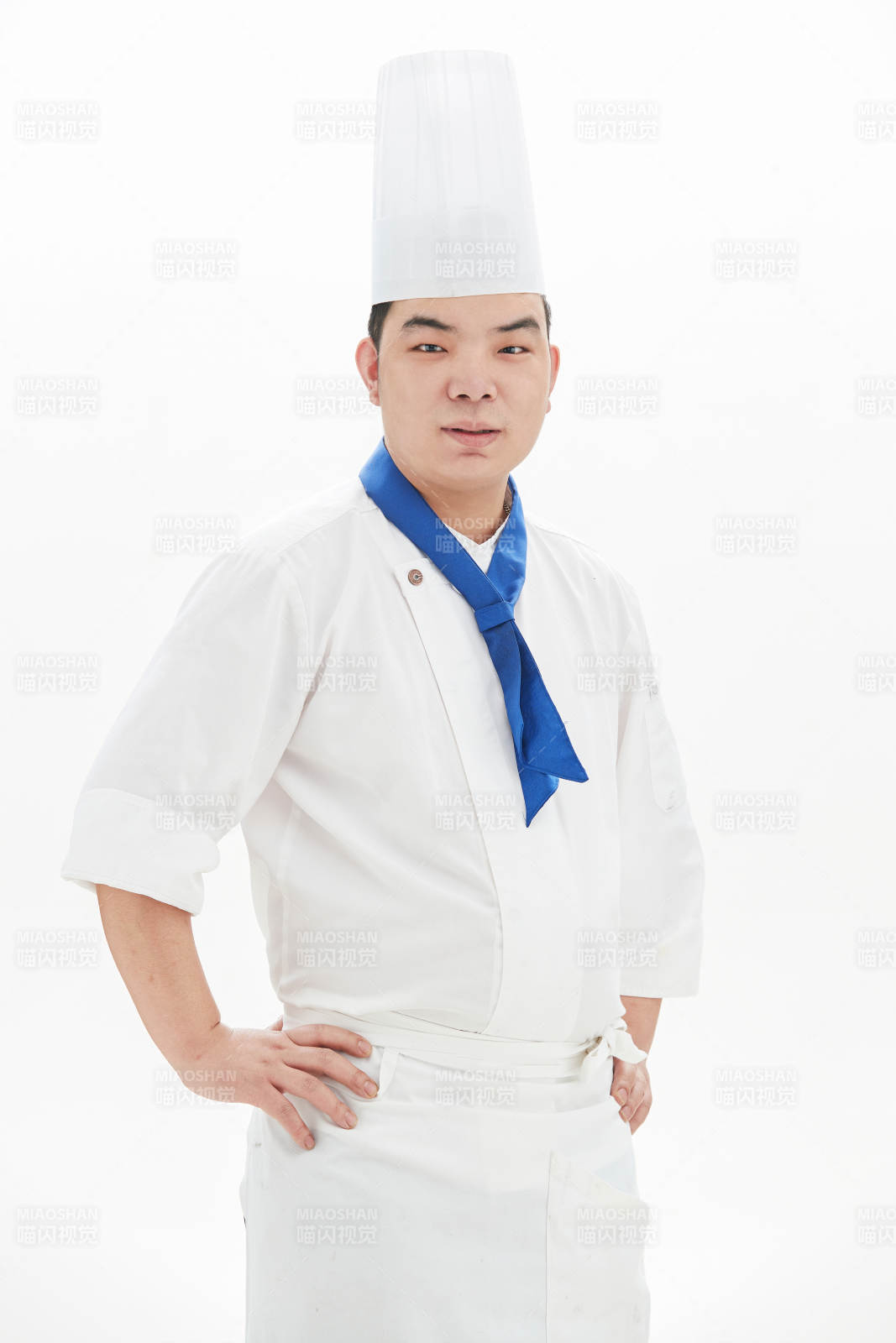 白色背景下的酒店高级厨师形象