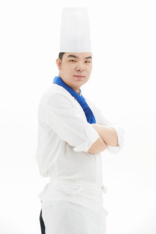 白色背景下的酒店高级厨师形象