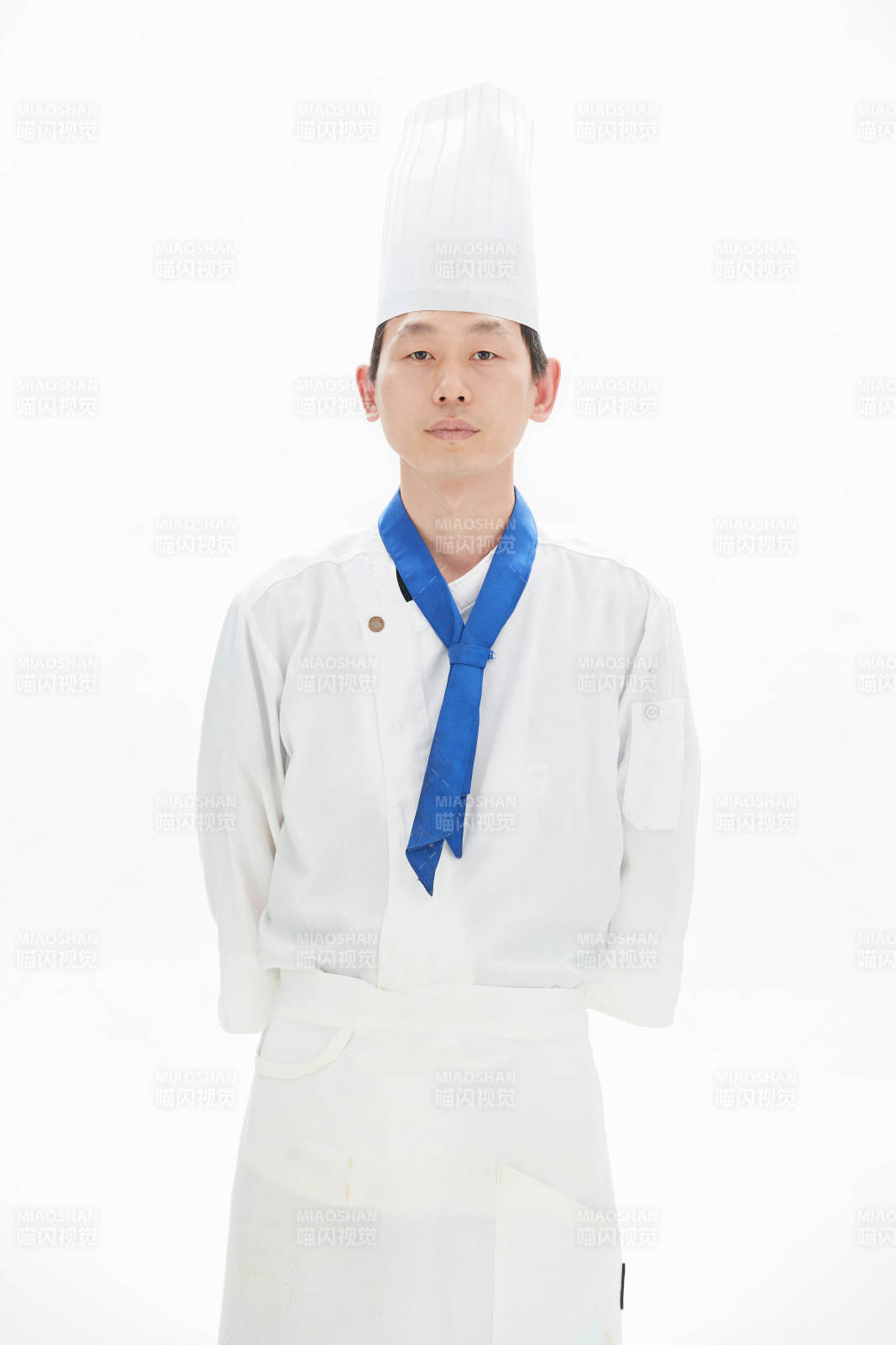 白色背景下的酒店高级厨师形象