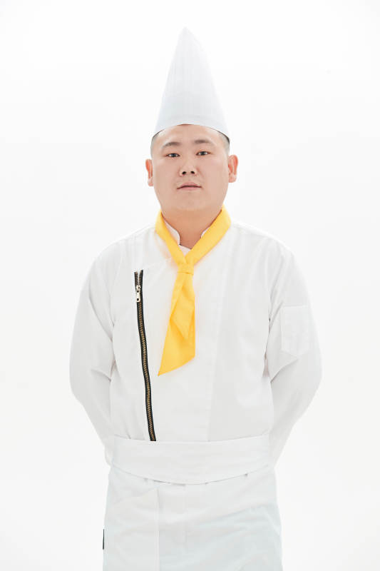 白色背景下的酒店高级厨师形象