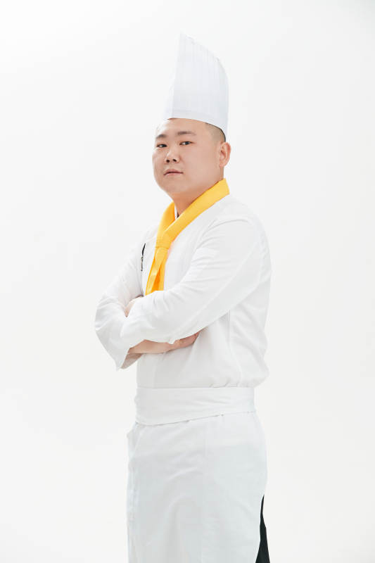 白色背景下的酒店高级厨师形象