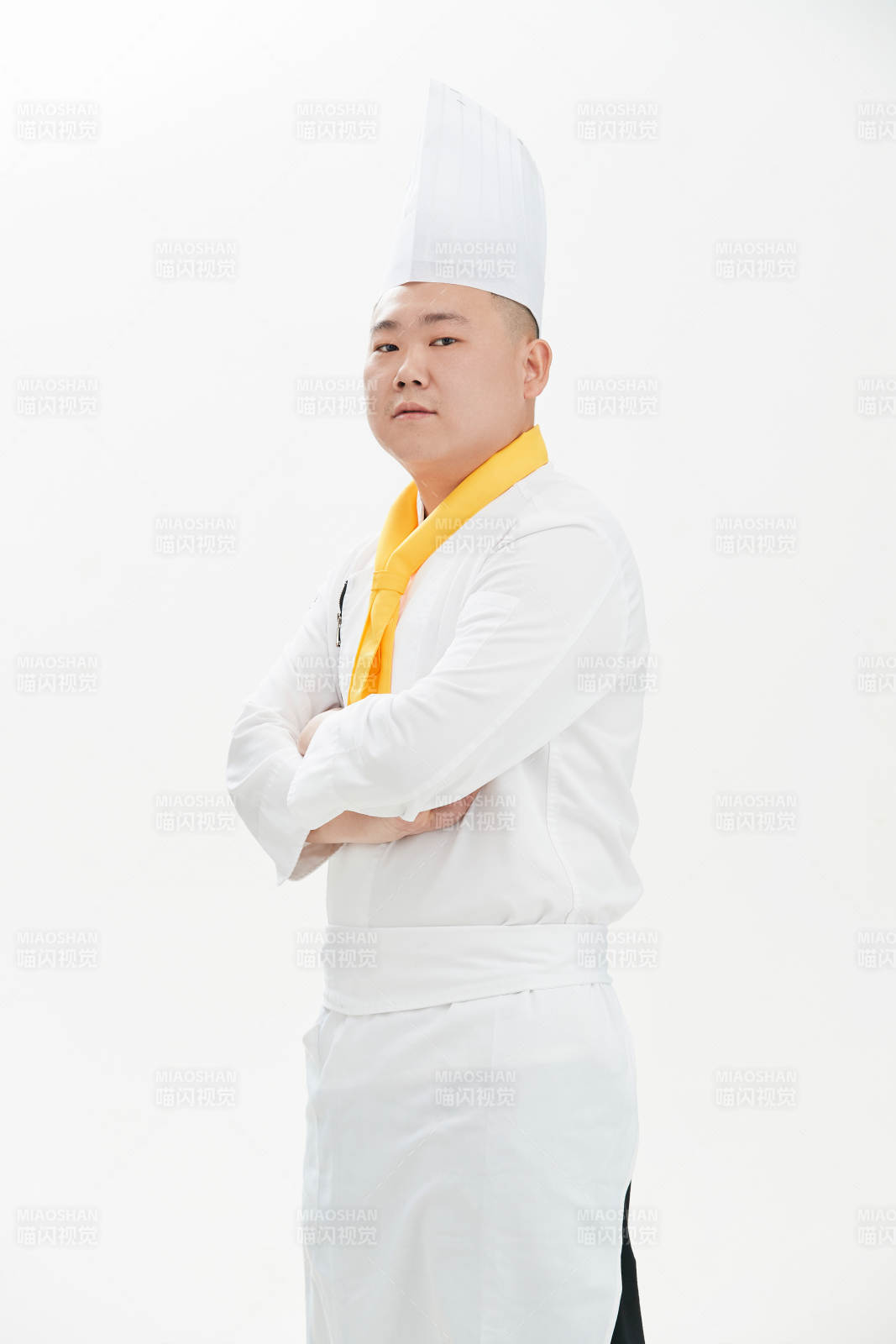 白色背景下的酒店高级厨师形象