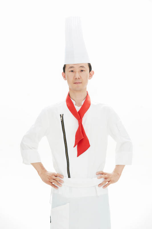 白色背景下的酒店高级厨师形象