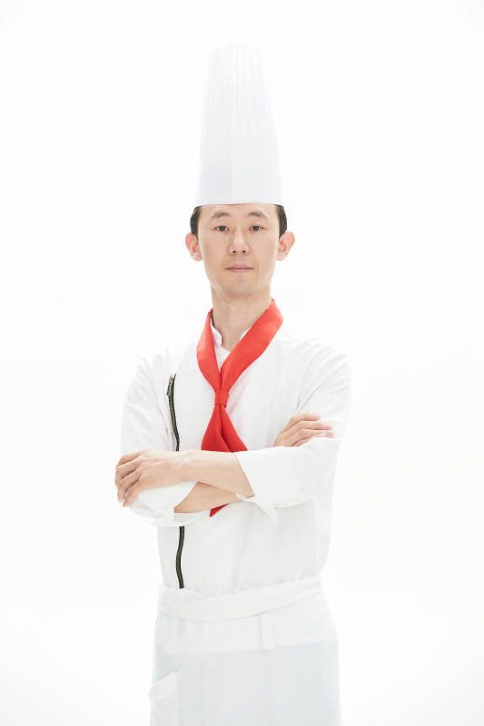白色背景下的酒店高级厨师形象