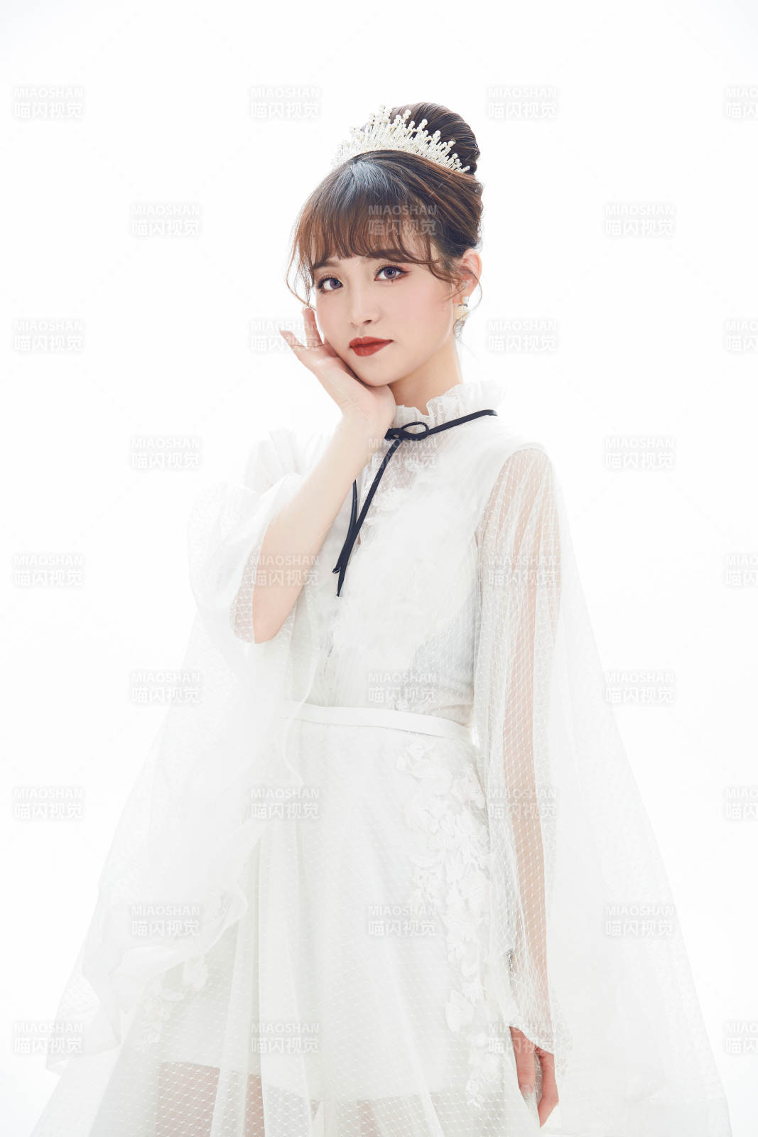 仿妆奥黛丽赫本风格妆容服饰的亚洲少女