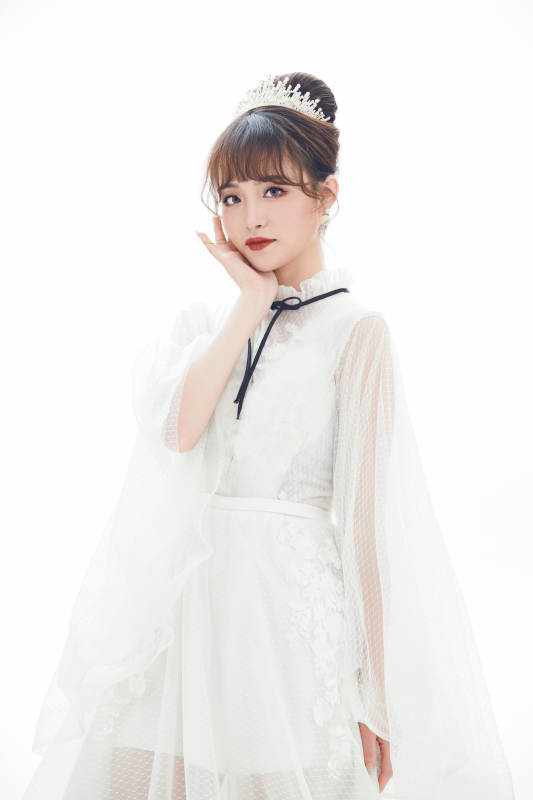 仿妆奥黛丽赫本风格妆容服饰的亚洲少女