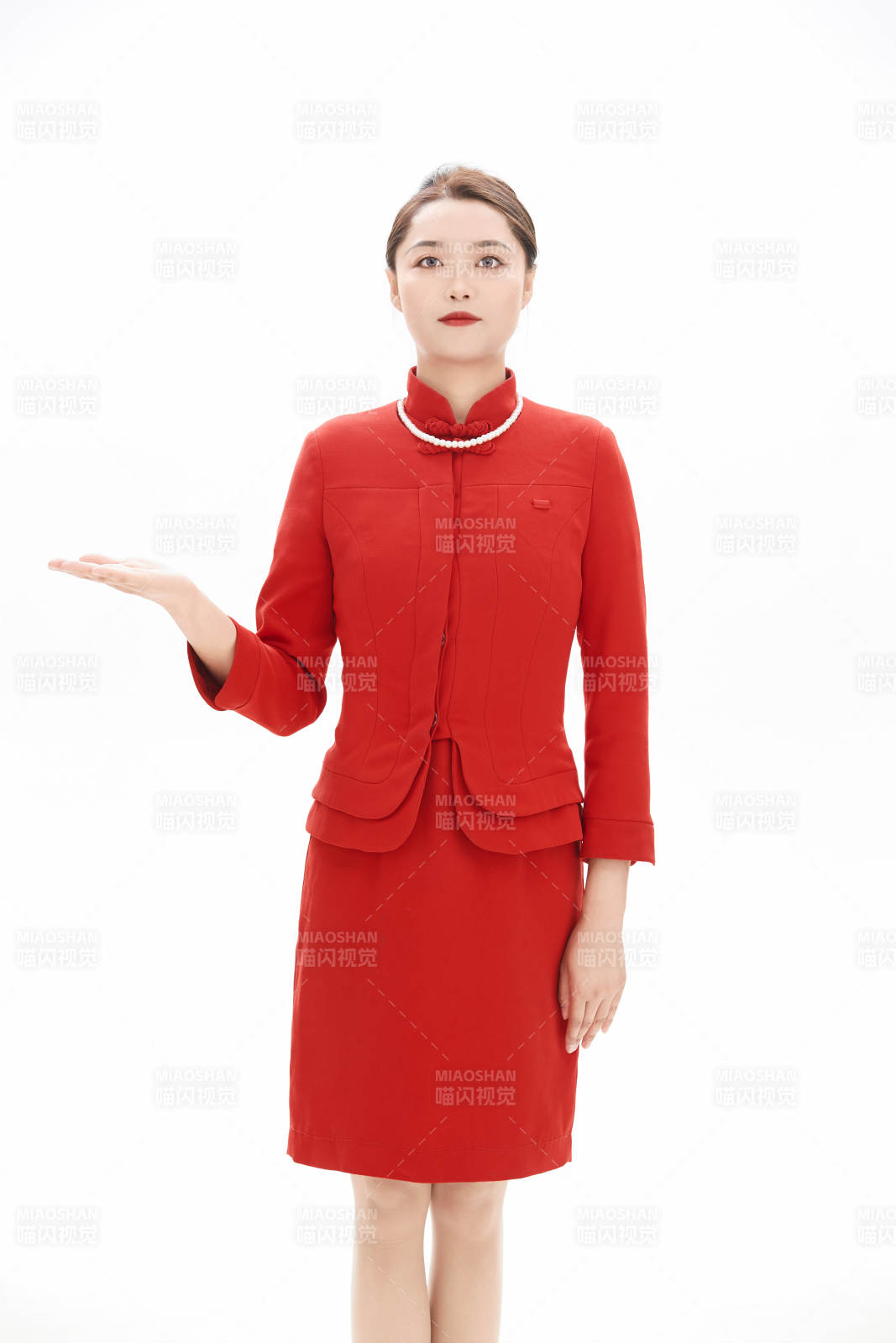 白色背景下的酒店女性高级服务员