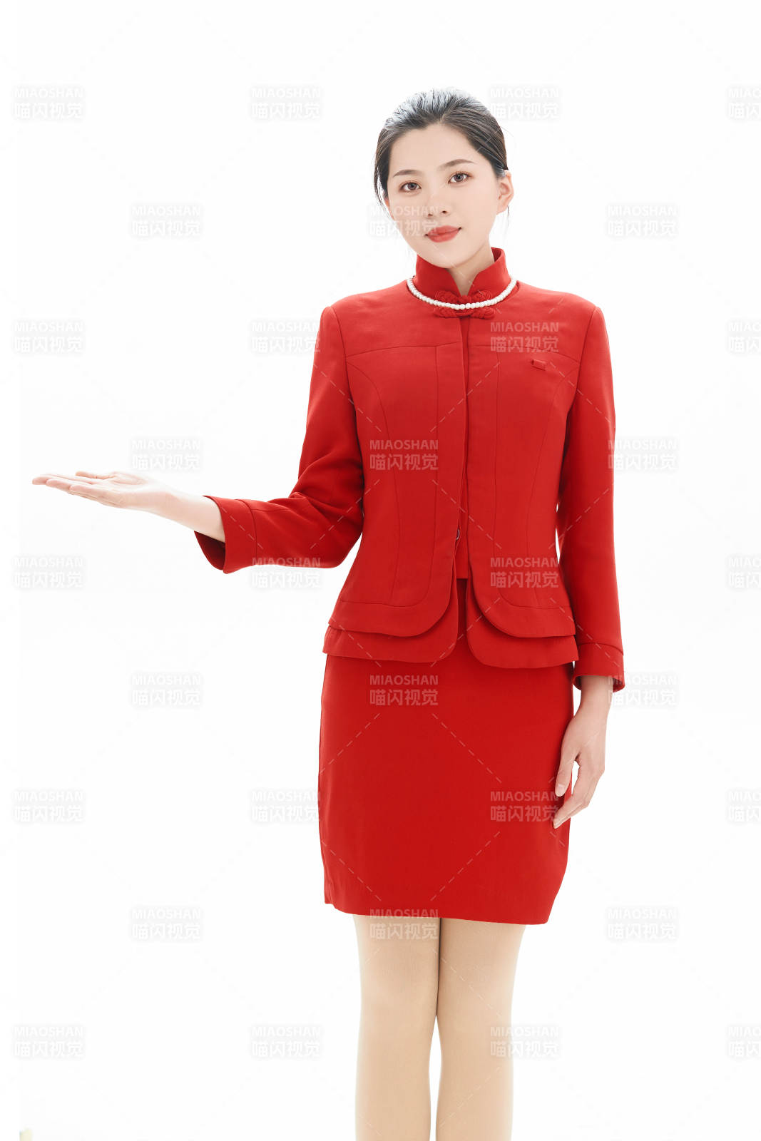 白色背景下的酒店女性高級服務員