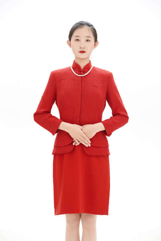 白色背景下的酒店女性高级服务员