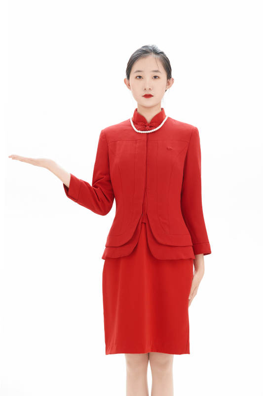 白色背景下的酒店女性高级服务员