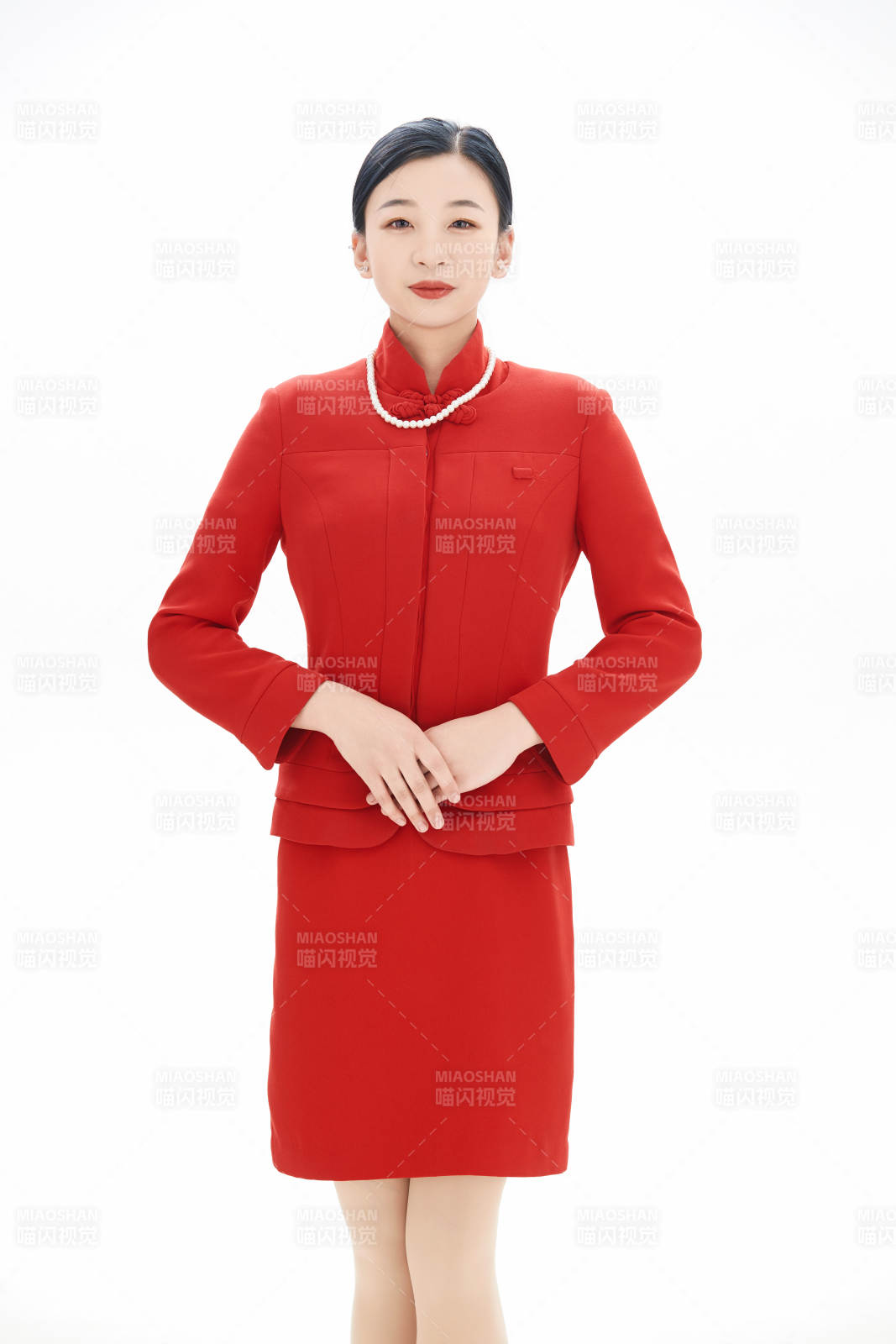 白色背景下的酒店女性高级服务员