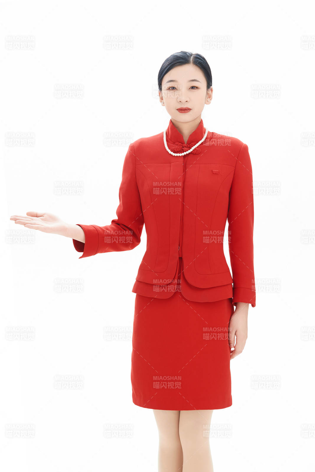 白色背景下的酒店女性高级服务员