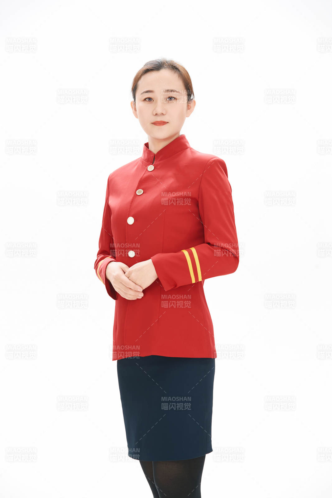 白色背景下的酒店女性高级服务员