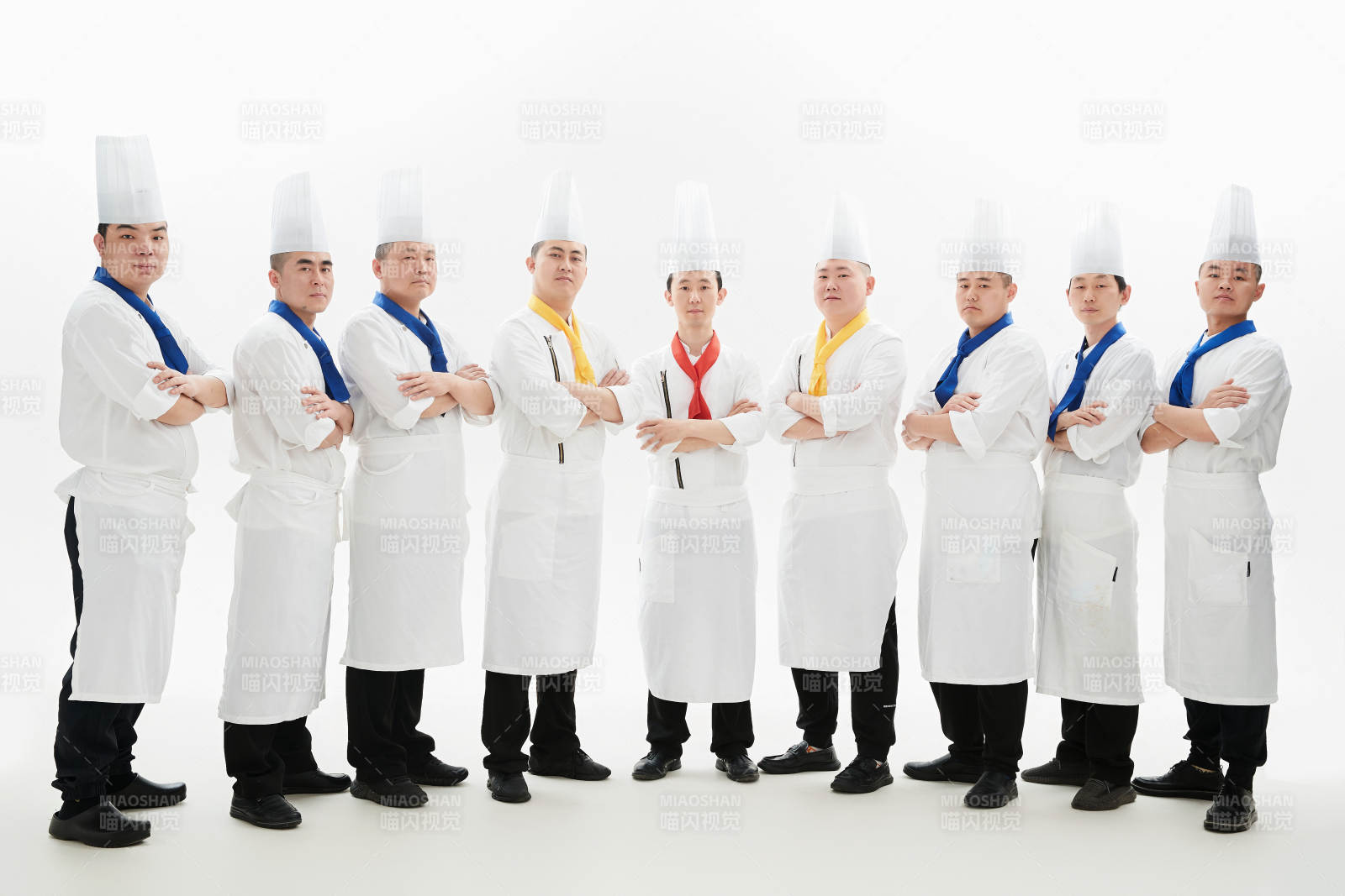 白色背景下的酒店高级厨师团队形象