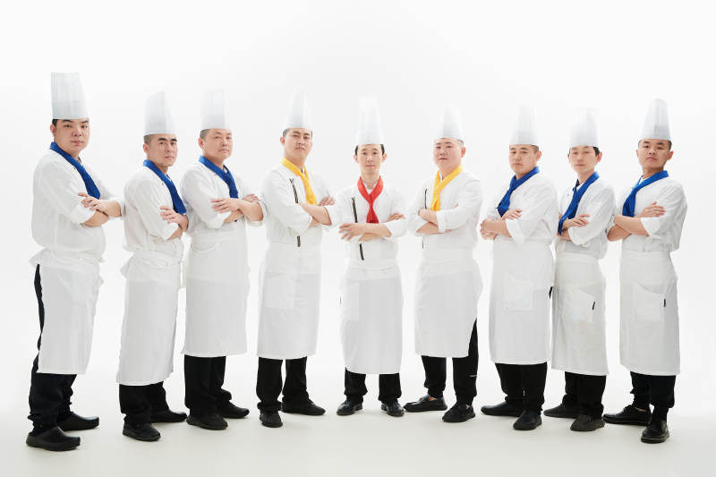 白色背景下的酒店高级厨师团队形象