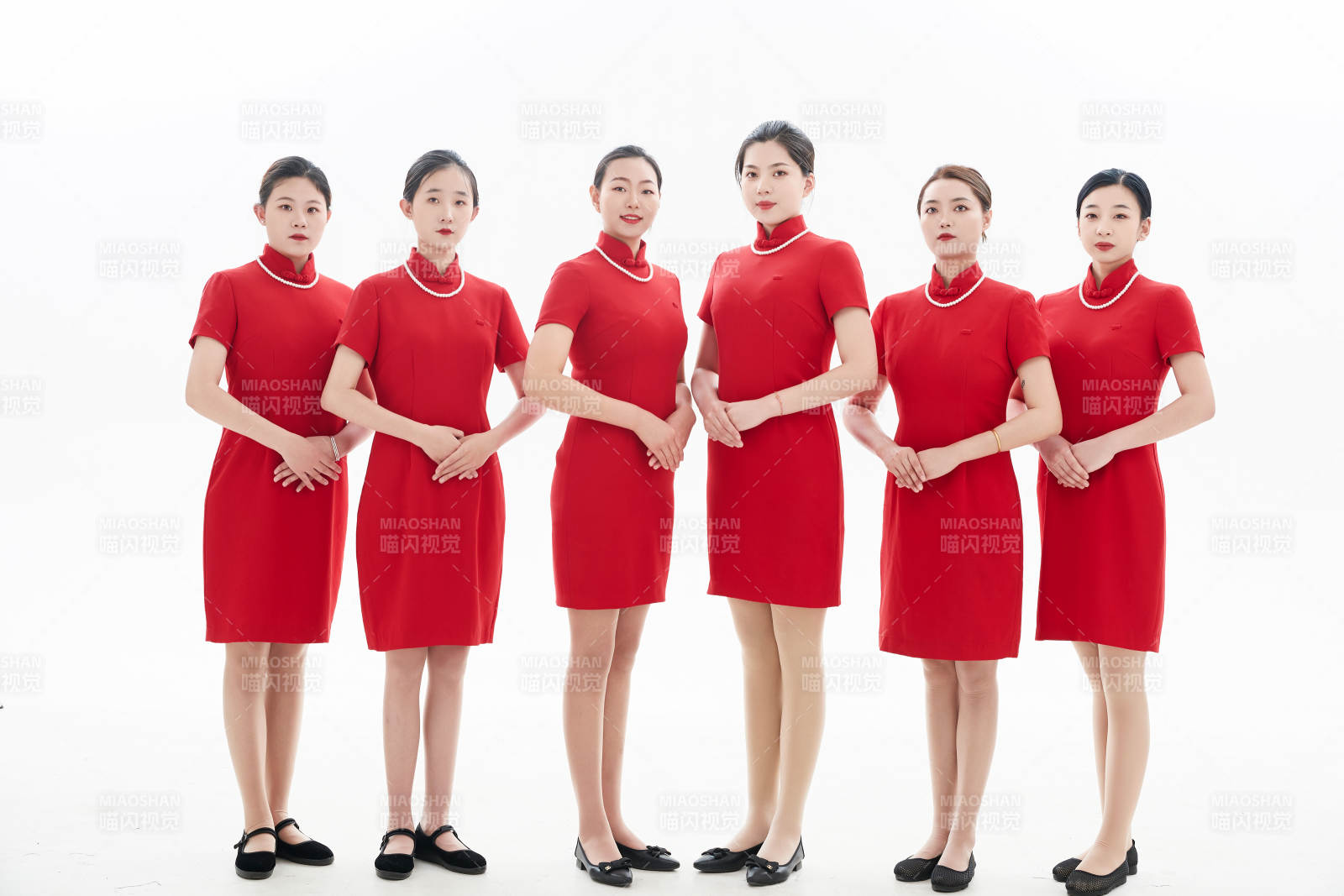 白色背景下的酒店女性高级服务员团队