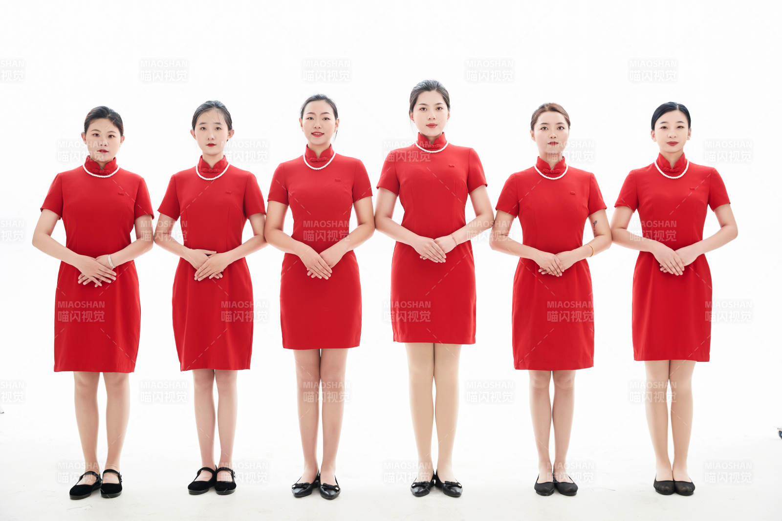 白色背景下的酒店女性高級服務員團隊