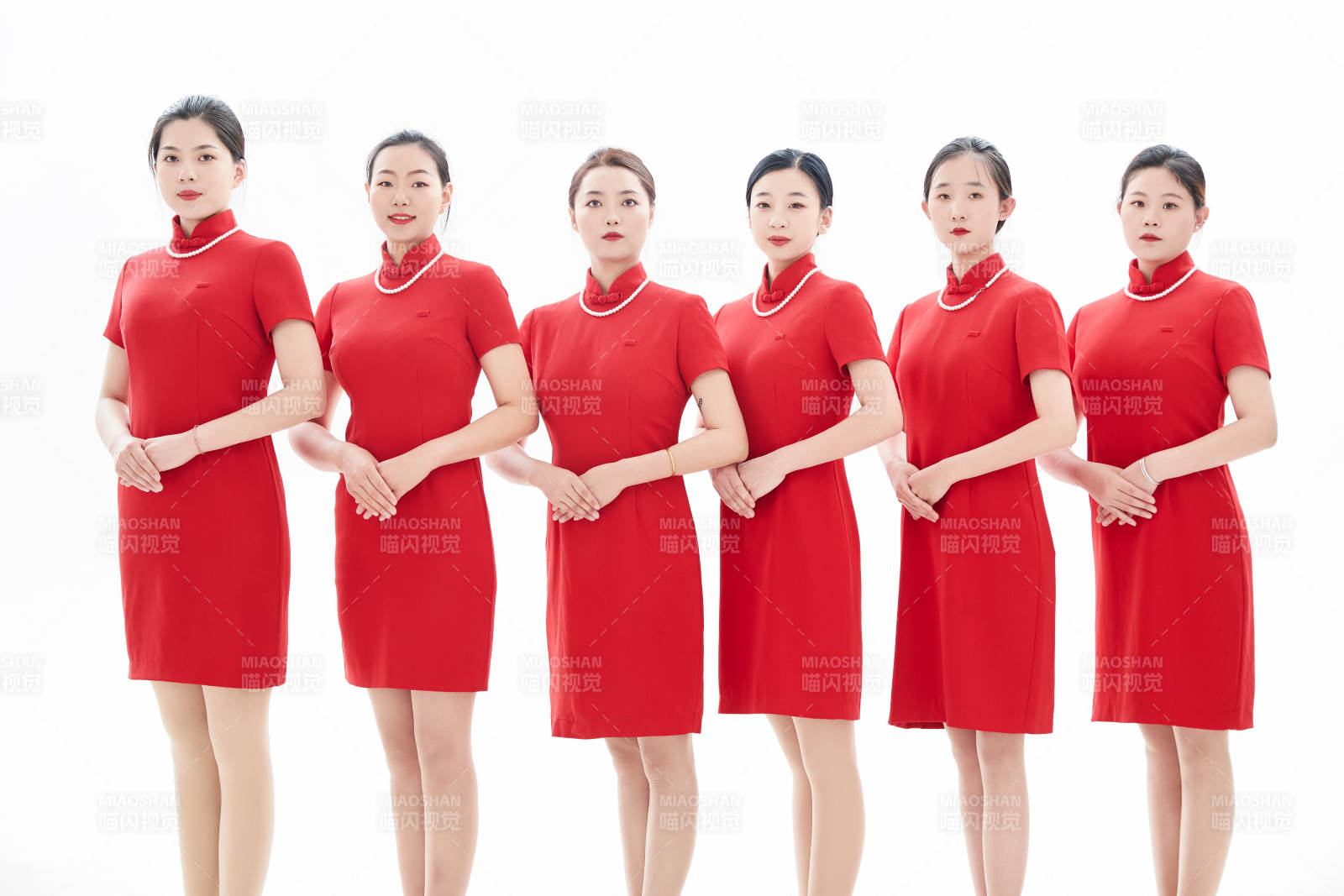 白色背景下的酒店女性高级服务员团队